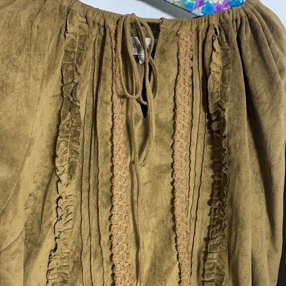 Les Rivales boho pleated ruffled long sleeve v neck top faux suede tan - Picture 3 of 6